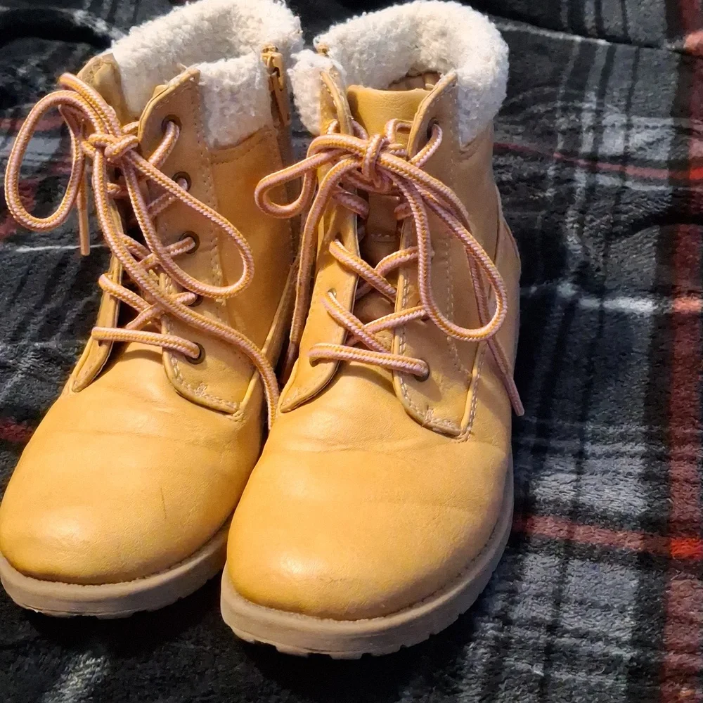 SO size 3 girls boots